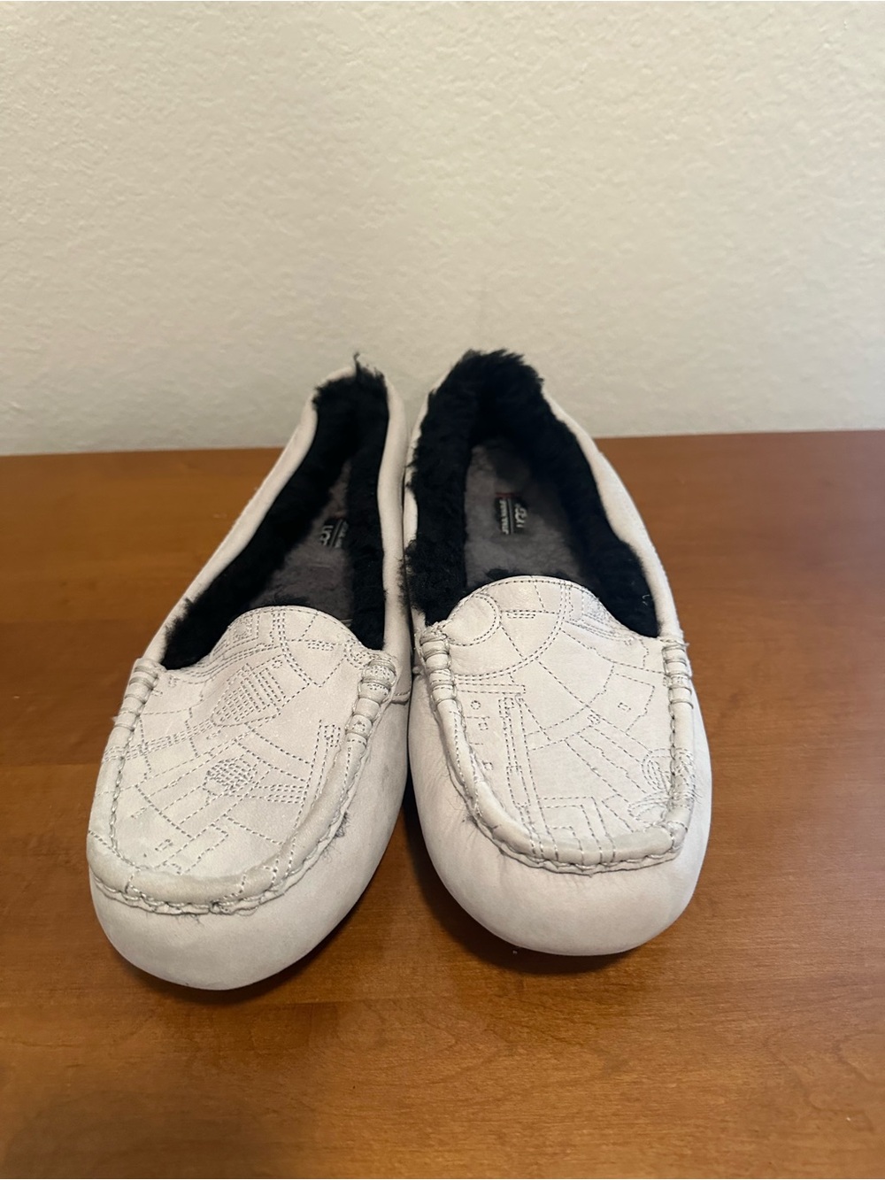 Women's UGG Ansley Star Wars Millennium Falcon Light Gray Slipper Size 11
